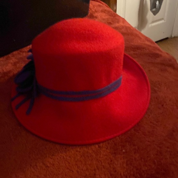 Red hat purple flower on side - Picture 1 of 8